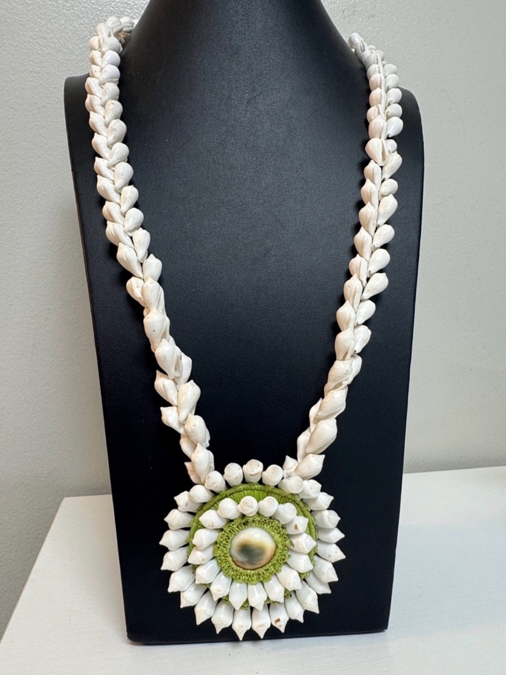 Vintage Sea Shell Operculum Shiva Eye long White and Green Necklace - Picture 2 of 5